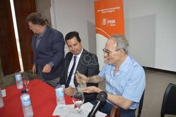 El PSOE rinde homenaje al exconcejal José Alcaraz/TA.